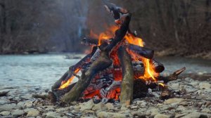 Расслабляющий костер у реки. Музыка для души с потрескиванием дров на природе.