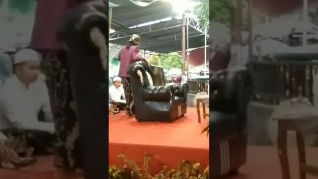 Ustadz ullin. nyenggol bojone dewek ya batal miturut mazhab syafi,i