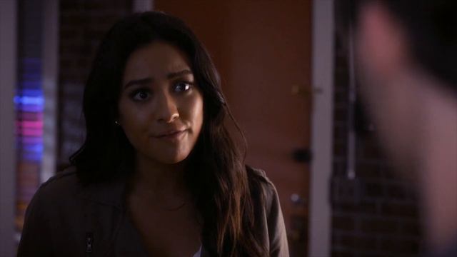 Pretty Little Liars - Emily Talks To Ezra About Aria Deleting Nicole's Call - "Exes and OMGs" (7x08 смотреть онлайн