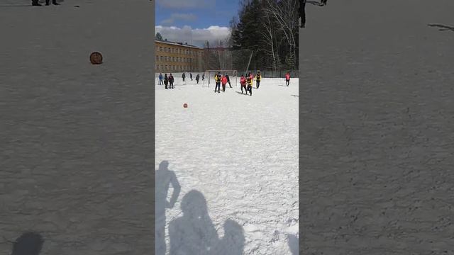 Удар в штангу. Атакует Торгшина ворота Товарища