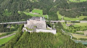 Замок Хоэнверфен ( нем . Festung Hohenwerfen , букв.  «Крепость Хоэнверфен») — вид с дрона, 4К
