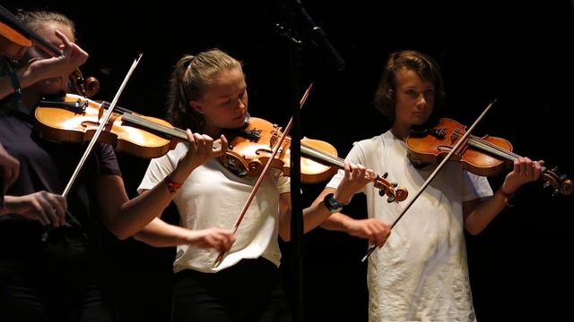 Tjukka Slekta - Karis Pers Polska смотреть онлайн