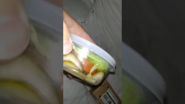 Unboxing burger "Juice Lucys" in Tel Aviv // Анбоксинг бургера Джуси-Люси в г. Тель-Авив смотреть онлайн