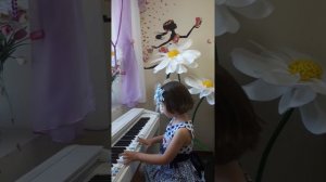 «SOFT MOZART RECITAL, май 2020 г.»: Поля (4) играет «С днем рождения"