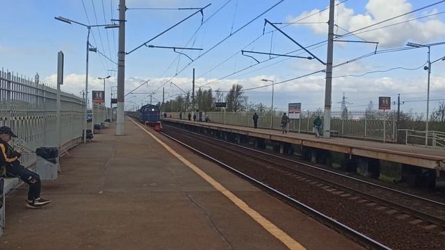 Тепловоз ТГМ4 (ОРИГИНАЛ) следует резервом. Проезжает о.п. Детскосельская! В реальной жизни! смотреть онлайн