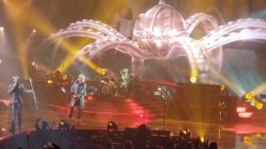 Queen with Adam Lambert We Wil rock you/we are the champions