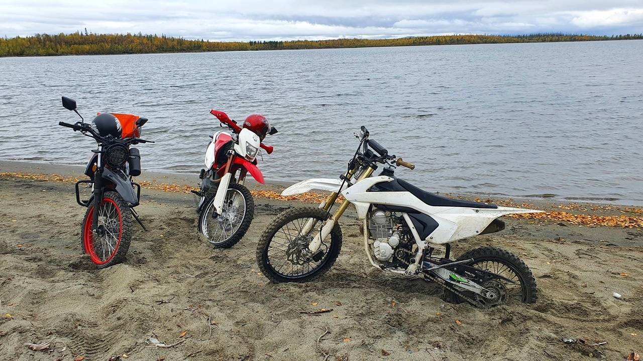 ATAKI ОХРЕНЕЛ в АТАКЕ | тест мотоцикла по бездорожью и шпалам смотреть онлайн