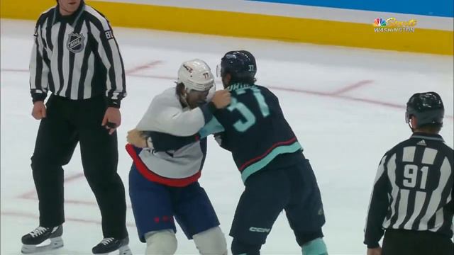 Ти Джей Оши и Янни Гурд подрались на игре: видео потасовки обладателей Кубка Стэнли