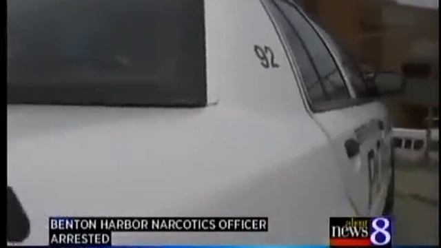 Benton Harbor Narcotics Officer Arrested смотреть онлайн