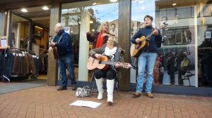 Straatmuzikanten zingen Woonskip