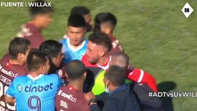 🔥 Andy Polo protagonizó un insólito momento con la cual mandó al piso a rival смотреть онлайн