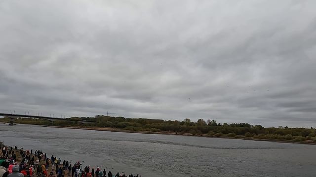 Авиашоу в честь 650-летия г. Киров. Пилотажная группа Стрижи. смотреть онлайн