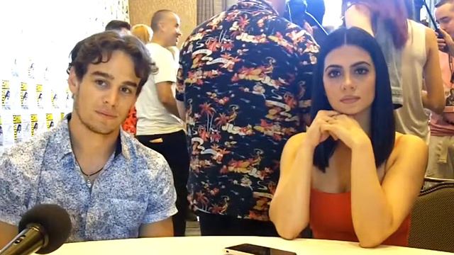 Comic-Con 2017: Alberto Rosende & Emeraude Toubia Talk Shadowhunters смотреть онлайн