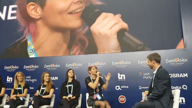 Lea Sirk v Lizboni prepeva Amar pelos dois смотреть онлайн