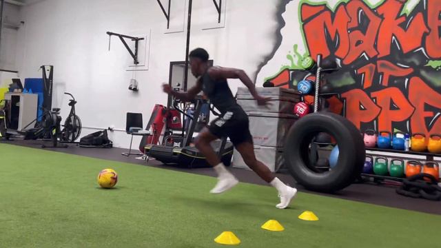 Pre season power training for football with Manchester United’s Anthony Elanga смотреть онлайн