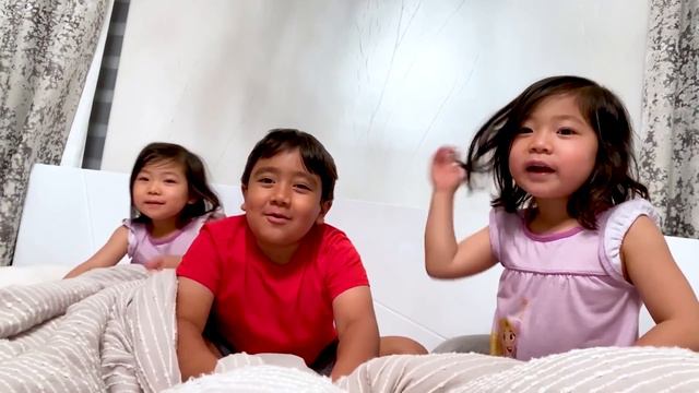 Ryan Juega en el Tobogán de Agua para el Cumpleaños de Emma y Kate смотреть онлайн