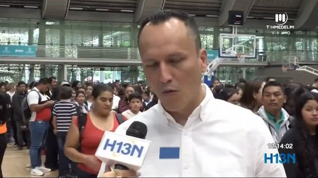 Dos estudiantes pelearon en las afueras de un colegio de Villahermosa смотреть онлайн