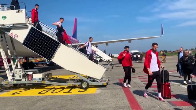 Ndeshja me Kilin, Kombëtarja shqiptare mbërrin në Parma смотреть онлайн