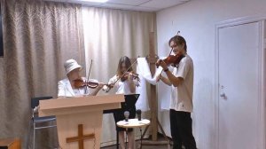 Прославление на скрипках и стих от Сидоровой Галины