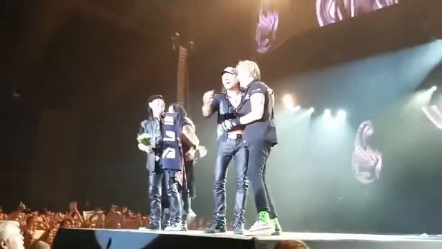 scorpions Moscow 2015 момент с букетом смотреть онлайн
