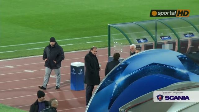 Кирил Домусчиев гледа тренировката на 'Васил Левски'