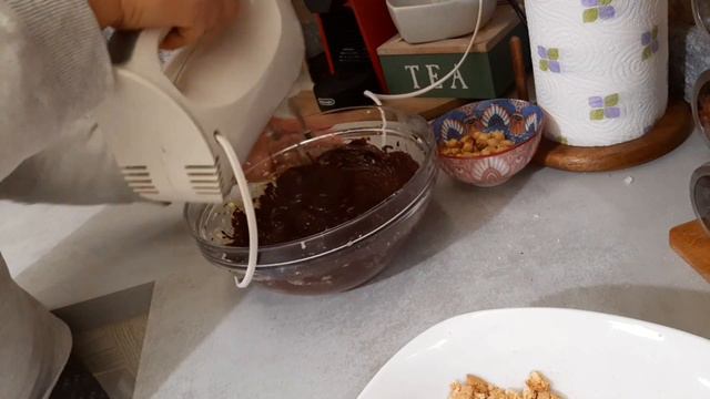 salame al cioccolato con amaretti e nocciole سلامي الشوكولاتة مع اماريتي والبندق بدون فرن لذيذ😋😋 смотреть онлайн