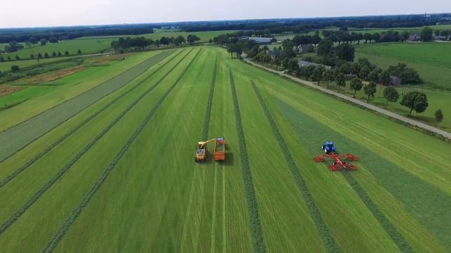 Tractors and Forage Harvester at Nooijen Milheeze смотреть онлайн