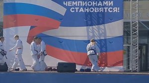 Тхеквондо мастерские удары ногами. За кадром мощный мотивационный музон.