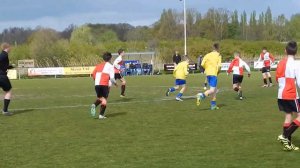 Mart rukt op, Jordy stift de bal over Yort in het doel, 1-3.