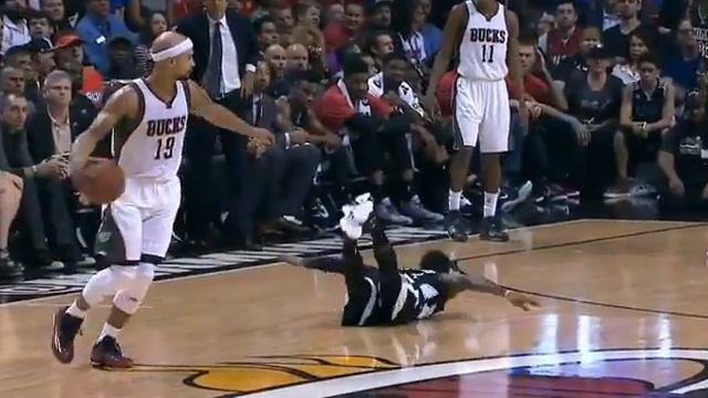 Mario Chalmers flops on Jerryd Bayless: Milwaukee Bucks at Miami Heat смотреть онлайн