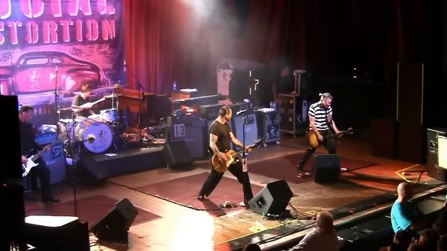 Social Distortion - Don't Drag Me Down - Live at Sokol Auditorium, 9.28.2009 смотреть онлайн