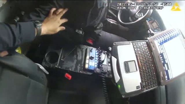 VIDEO: Driver runs red light, crashes into MPD squad car near Locust and Holton смотреть онлайн