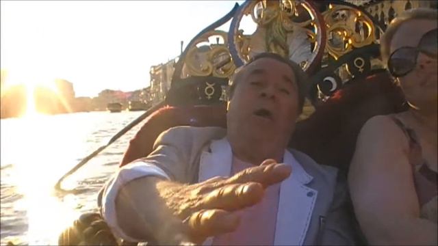 Vladimir Koval sings russian song VECHERNIY ZVON in gondola. смотреть онлайн