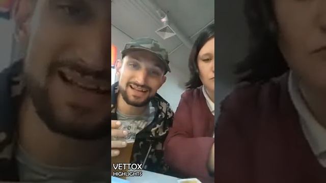 СЛАВИК ВЫГУЛИВАЕТ СВИНГУ В ТЦ. УГРОЖАЕТ ХЕЙТЕРАМ смотреть онлайн