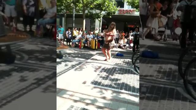 Un tranvestitdanseaza de se rupe: