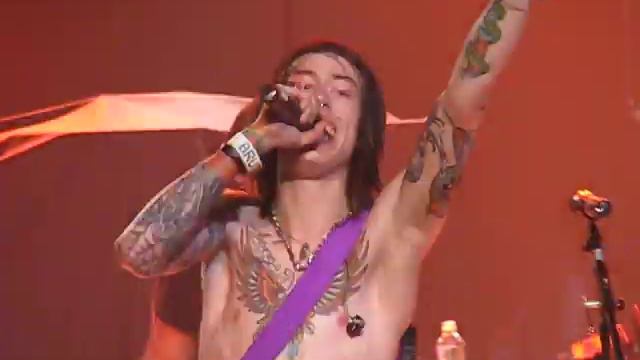 trace cyrus with out his shirt смотреть онлайн