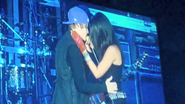 JUSTIN BIEBER AND JASMINE VILLEGAS ALMOST KISSING ON STAGE!!!!!! смотреть онлайн