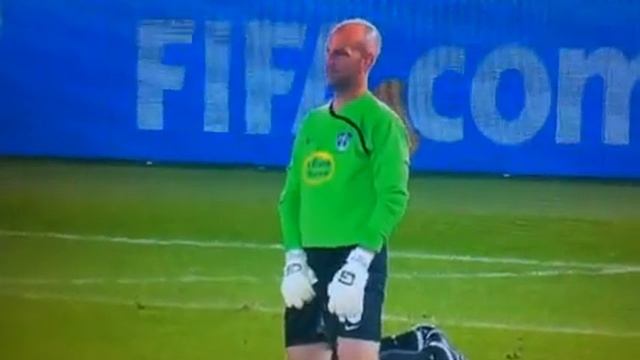 Goalkeeper world cup pee .mp4 смотреть онлайн
