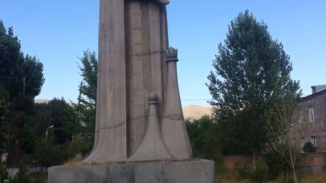 Памятник гроссмейстеру -Тиграну Петросяну)