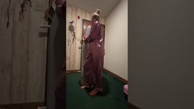 Девушка показала, как предостерегает себя от грабителей в отеле. смотреть онлайн