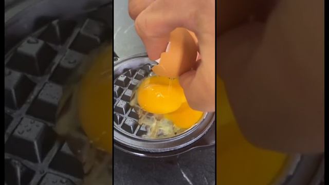 Яичница в вафельнице
