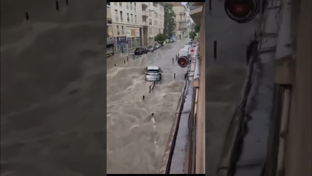 Ливневый паводок сносит автомобили в Каннах (Франция, 23 сентября 2024).