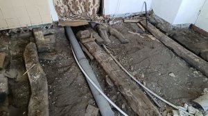 Дом из кирпича и камня построен без цемента и это удивляет. Разобрали все перегородки и полы.х