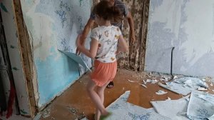 Начали ремонт кухни,решили рушить все.Параллельно делаем ремонт в стайке,что бы переселить бройлеров