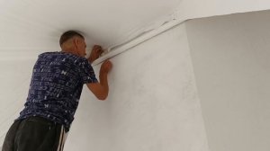 Решили сэкономить и сами натягиваем потолок ,посмотрим, что получилось. Собираем кухню.