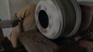 Процесс ремонта диска грузового автомобиля