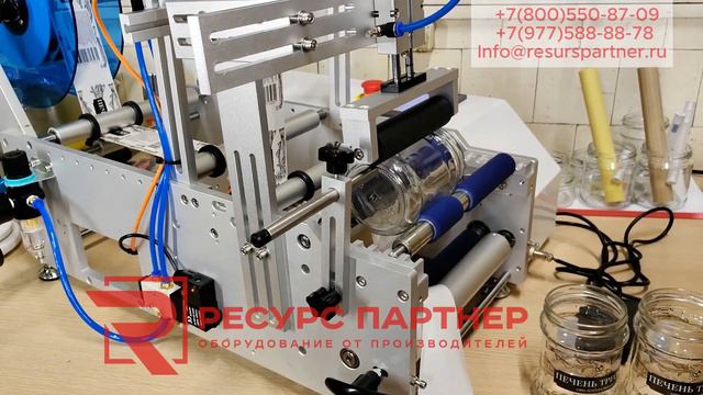 Этикетировщик для двух сторон с датчиком прозрачной этикетки