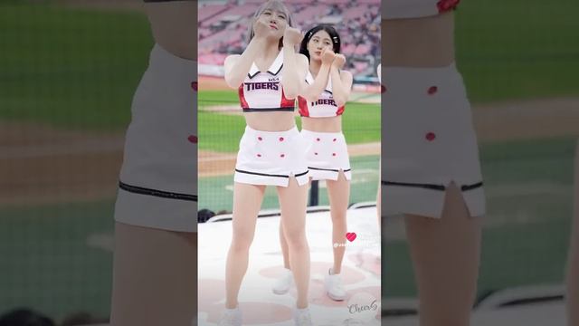 Танцующие корейские девушки с показом утренней зарядки.