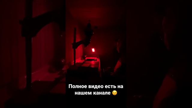 Ручная печать аналоговых фотографий с черно-белой пленки