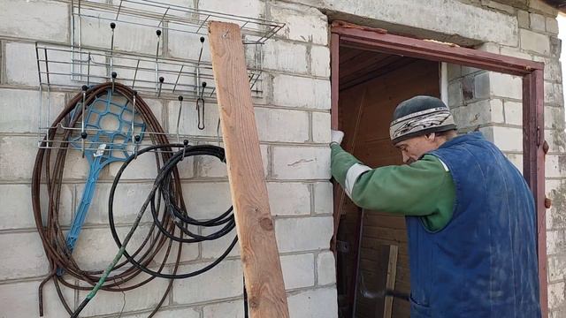 Раскопка в спальне. Установка дверей в бане. Строим брудер.